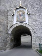 ворота в Псковский кремль у Колокольной башни