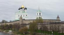 вид на Псковский кремль со сторны Довмонтовой башни, с Ольгинского моста